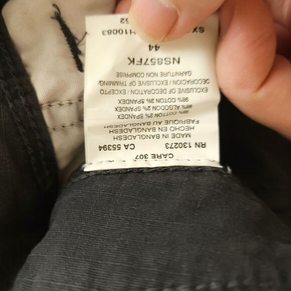 NWT Wrangler Men's 44 Gray Cargo Relaxed Fit Knee Length Tech Pocket Shorts - Picture 9 of 16